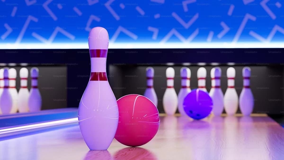 Bowlingbane med bowlingkugler og kegler