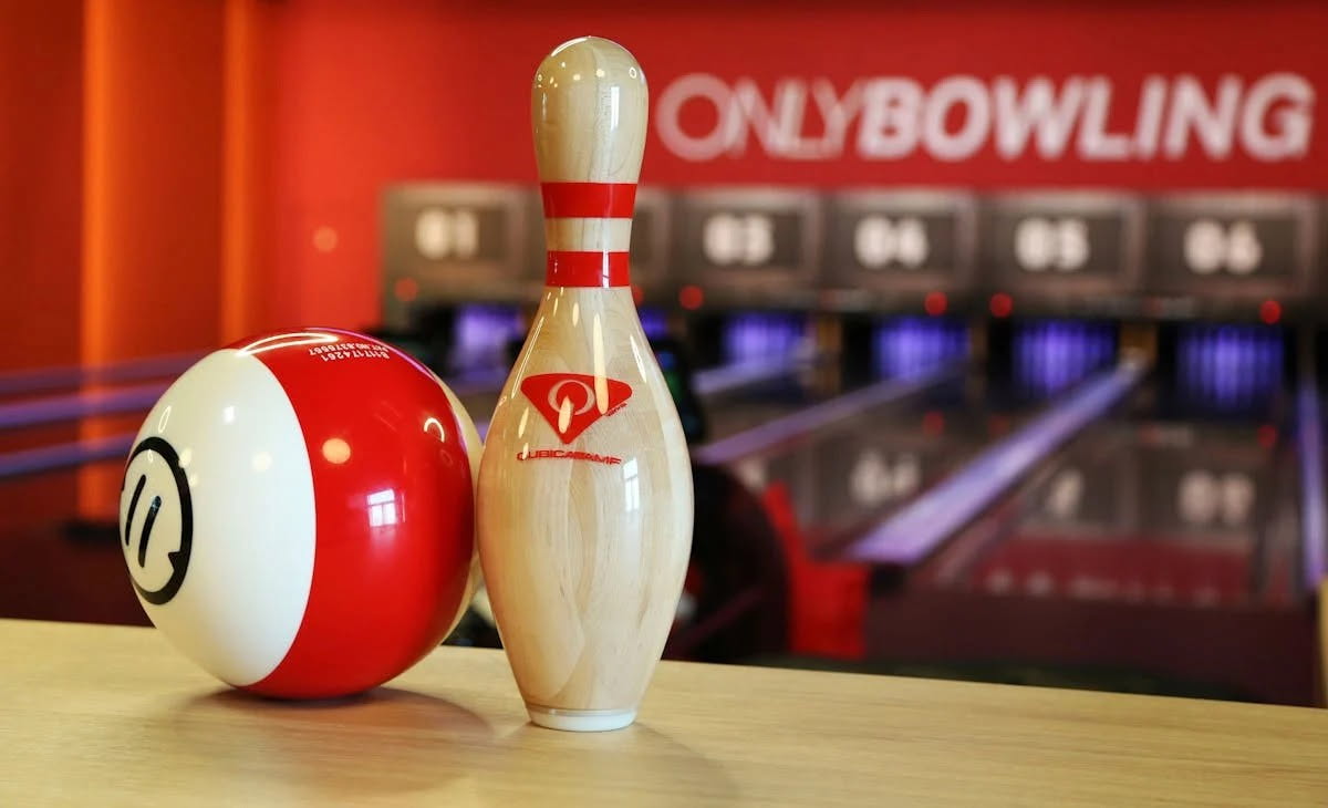 Bowlingkugle og bowlingkegle